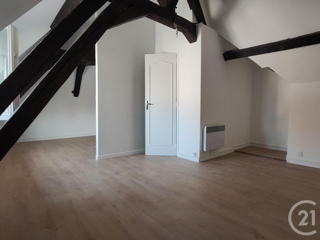 Appartement F2 bis à louer - 2 pièces - 70,76 m2 - Sancoins - 18 - CENTRE