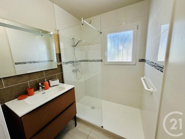 Appartement &agrave; louer - 3 pi&egrave;ces - 67,17 m2 - Le Pradet - 83 - PROVENCE-ALPES-COTE-D-AZUR