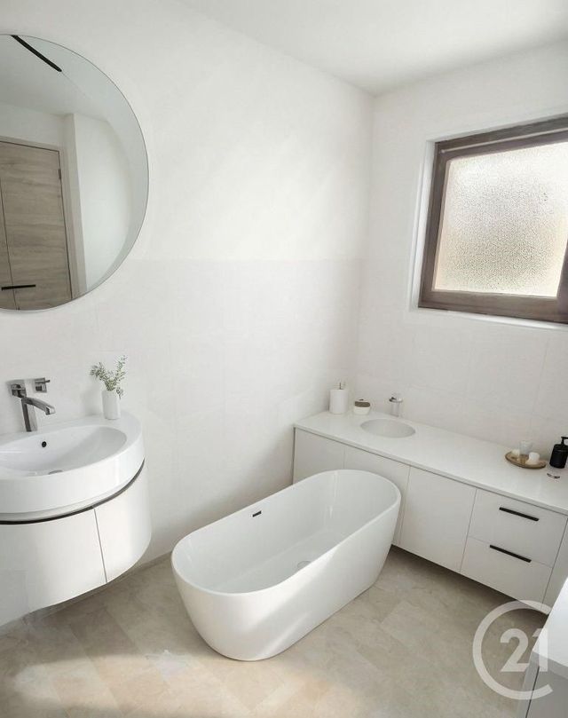 Appartement F3 à vendre - 3 pièces - 63 m2 - Frejus - 83 - PROVENCE-ALPES-COTE-D-AZUR