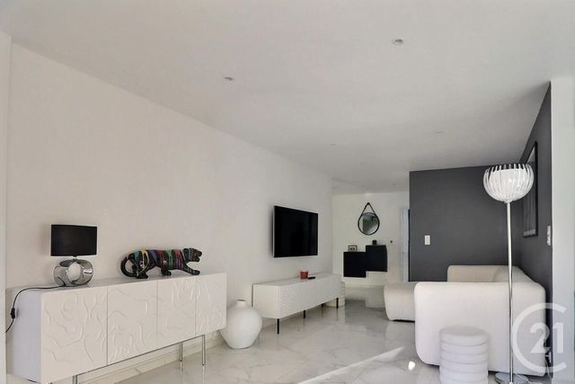 Appartement F4 à vendre - 4 pièces - 83,10 m2 - St Raphael - 83 - PROVENCE-ALPES-COTE-D-AZUR