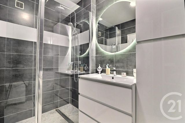 Appartement F4 à vendre - 4 pièces - 83,10 m2 - St Raphael - 83 - PROVENCE-ALPES-COTE-D-AZUR