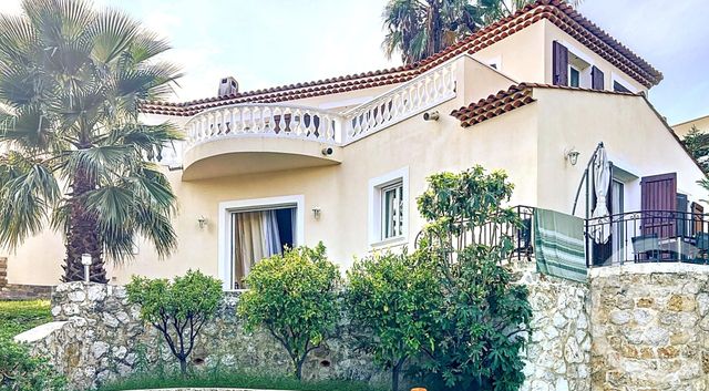 Maison à vendre - 8 pièces - 401 m2 - Villeneuve Loubet - 06 - PROVENCE-ALPES-COTE-D-AZUR