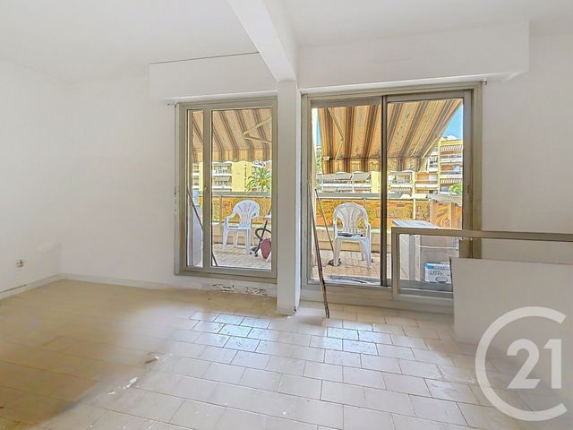Appartement T2 &agrave; louer - 2 pi&egrave;ces - 35 m2 - Le Golfe Juan - 06 - PROVENCE-ALPES-COTE-D-AZUR