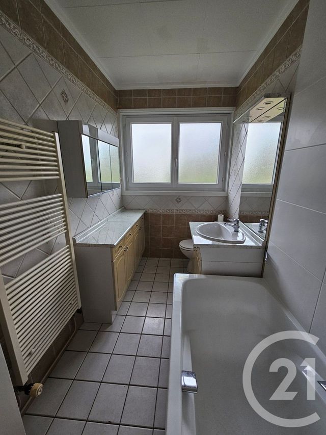 Maison &agrave; louer - 6 pi&egrave;ces - 125,22 m2 - Deols - 36 - CENTRE