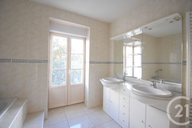 Appartement F3 à vendre - 3 pièces - 126,34 m2 - Vichy - 03 - AUVERGNE