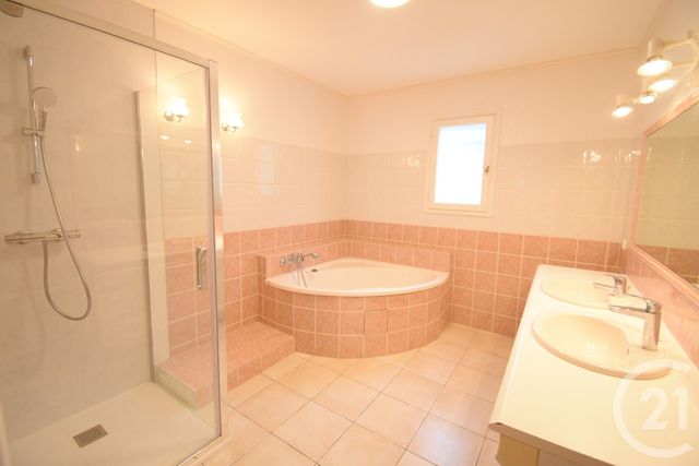 Maison &agrave; louer - 4 pi&egrave;ces - 122,20 m2 - Bellerive Sur Allier - 03 - AUVERGNE