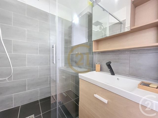 Appartement F3 bis &agrave; louer - 4 pi&egrave;ces - 65,71 m2 - Draguignan - 83 - PROVENCE-ALPES-COTE-D-AZUR