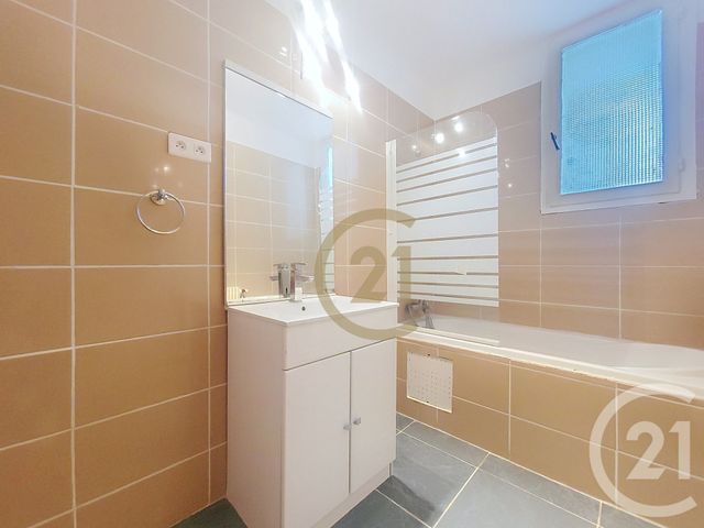Appartement F4 &agrave; louer - 3 pi&egrave;ces - 72,09 m2 - Draguignan - 83 - PROVENCE-ALPES-COTE-D-AZUR