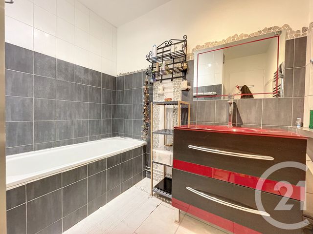 Appartement F4 &agrave; louer - 4 pi&egrave;ces - 72,85 m2 - Draguignan - 83 - PROVENCE-ALPES-COTE-D-AZUR