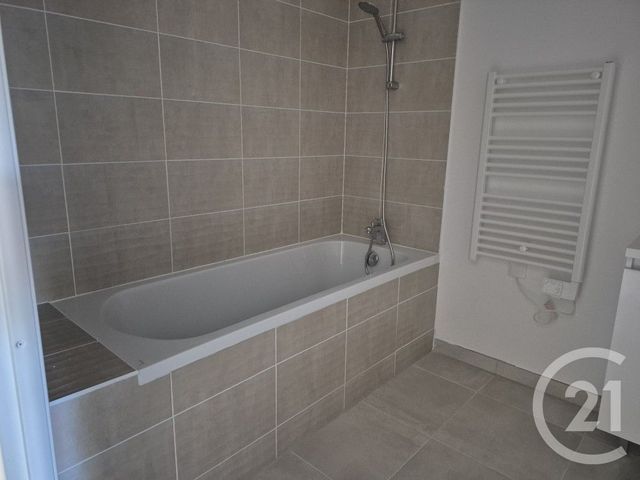 Appartement F3 &agrave; louer - 3 pi&egrave;ces - 65,50 m2 - Frejus - 83 - PROVENCE-ALPES-COTE-D-AZUR