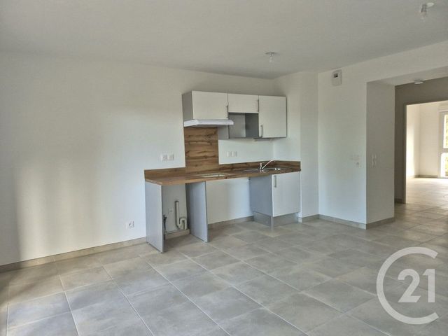 Appartement F3 &agrave; louer - 3 pi&egrave;ces - 65,50 m2 - Frejus - 83 - PROVENCE-ALPES-COTE-D-AZUR