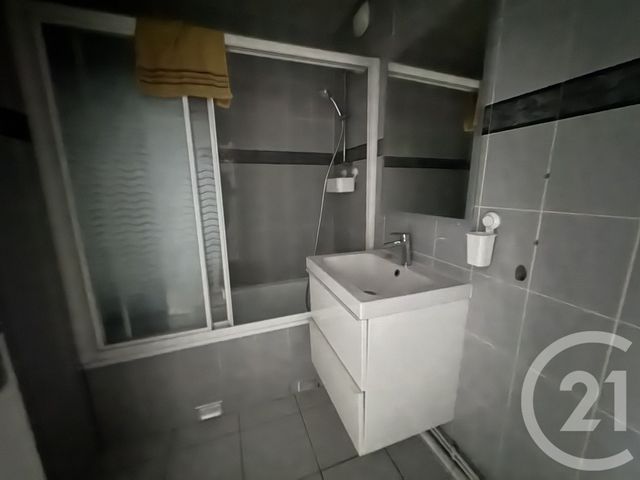 Appartement T3 &agrave; louer - 3 pi&egrave;ces - 86,11 m2 - Vaulx En Velin - 69 - RHONE-ALPES