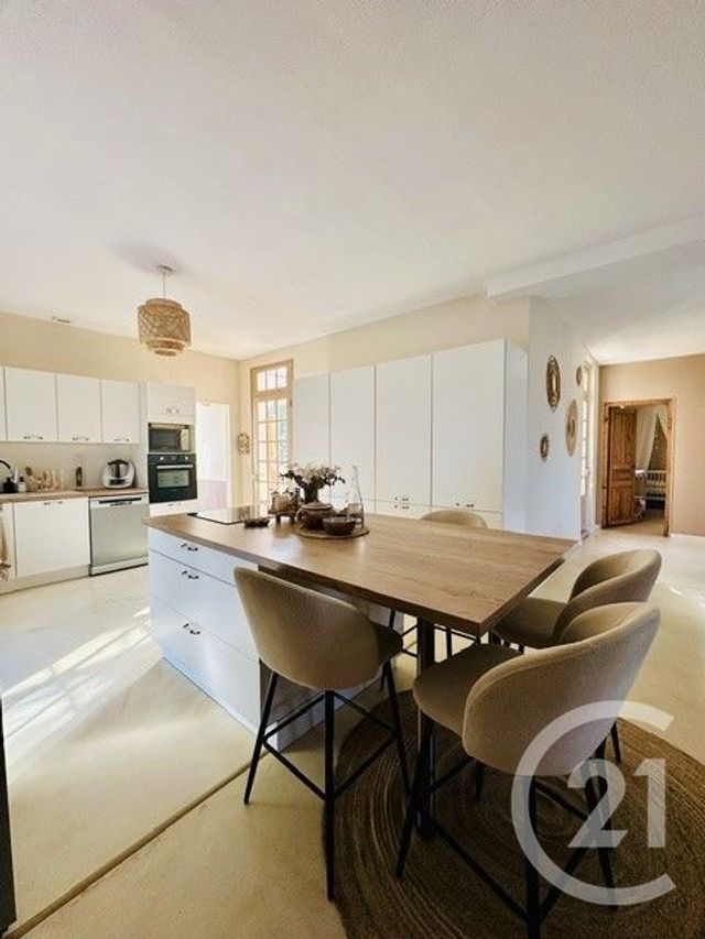 Maison 5 pièces 250 m² · à Tricot · 250 m² · 378 000 €