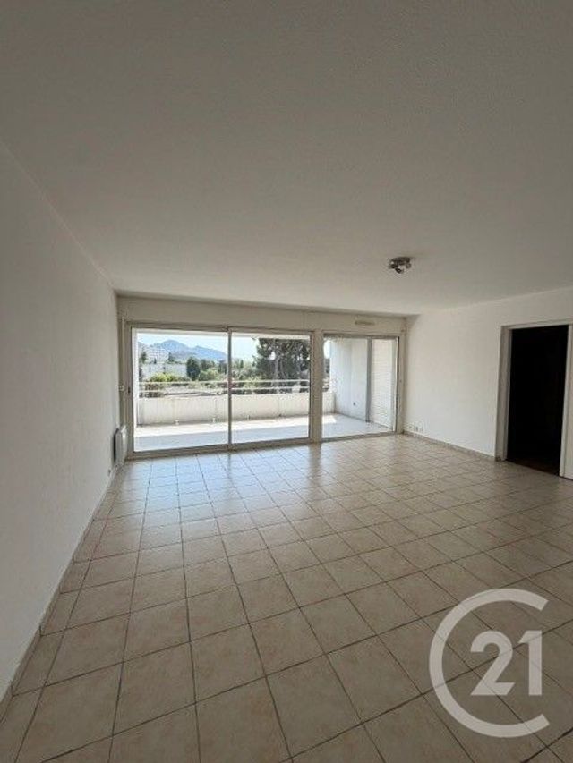 Appartement T4 &agrave; louer - 4 pi&egrave;ces - 106,81 m2 - Marseille - 13009 - PROVENCE-ALPES-COTE-D-AZUR