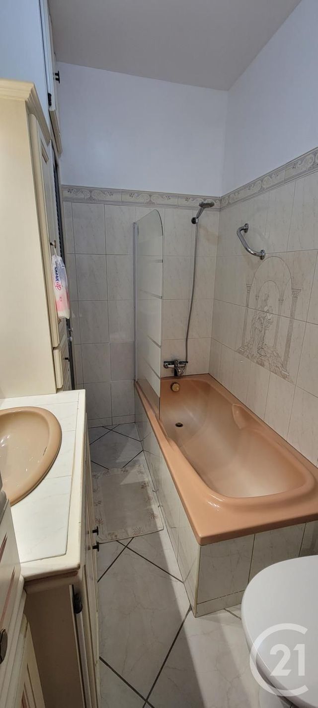 Appartement F3 &agrave; louer - 3 pi&egrave;ces - 54,10 m2 - Roquemaure - 30 - LANGUEDOC-ROUSSILLON