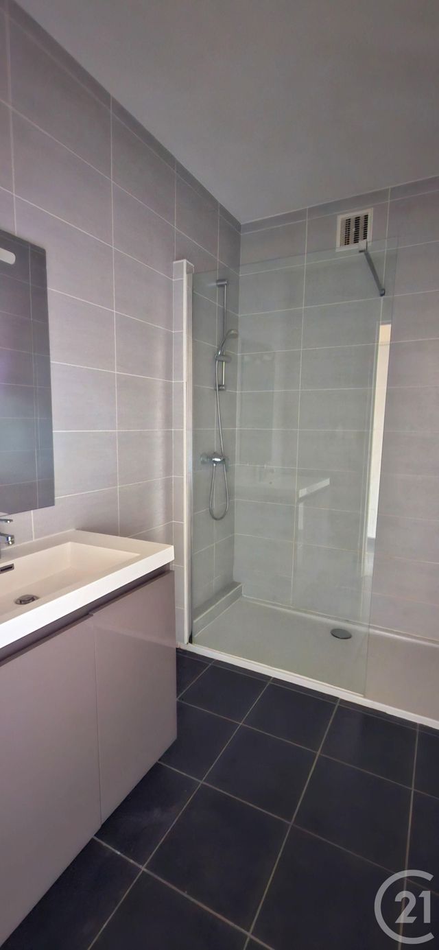 Appartement F3 &agrave; louer - 3 pi&egrave;ces - 83 m2 - Gap - 05 - PROVENCE-ALPES-COTE-D-AZUR