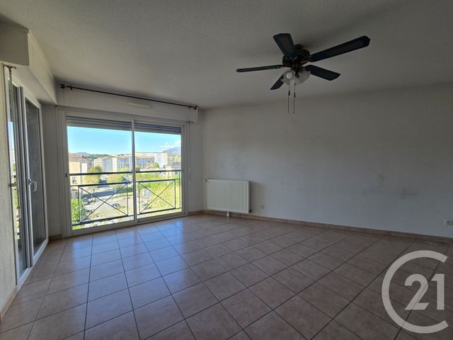 Appartement F3 &agrave; louer - 3 pi&egrave;ces - 73,41 m2 - Gap - 05 - PROVENCE-ALPES-COTE-D-AZUR