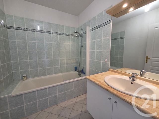 Appartement F3 &agrave; louer - 3 pi&egrave;ces - 73,41 m2 - Gap - 05 - PROVENCE-ALPES-COTE-D-AZUR