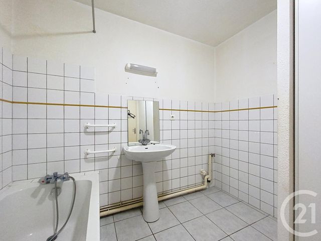 Appartement F3 &agrave; louer - 3 pi&egrave;ces - 72,27 m2 - St Sauveur - 70 - FRANCHE-COMTE