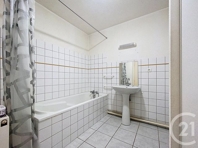 Appartement F3 &agrave; louer - 3 pi&egrave;ces - 72,27 m2 - St Sauveur - 70 - FRANCHE-COMTE