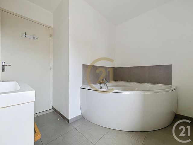 Appartement F3 &agrave; louer - 3 pi&egrave;ces - 78,21 m2 - St Sauveur - 70 - FRANCHE-COMTE