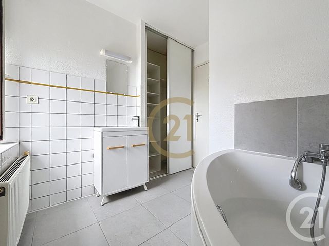 Appartement F3 &agrave; louer - 3 pi&egrave;ces - 78,21 m2 - St Sauveur - 70 - FRANCHE-COMTE