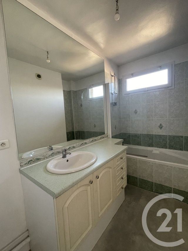 Appartement T2 &agrave; louer - 3 pi&egrave;ces - 52,50 m2 - Lisieux - 14 - BASSE-NORMANDIE