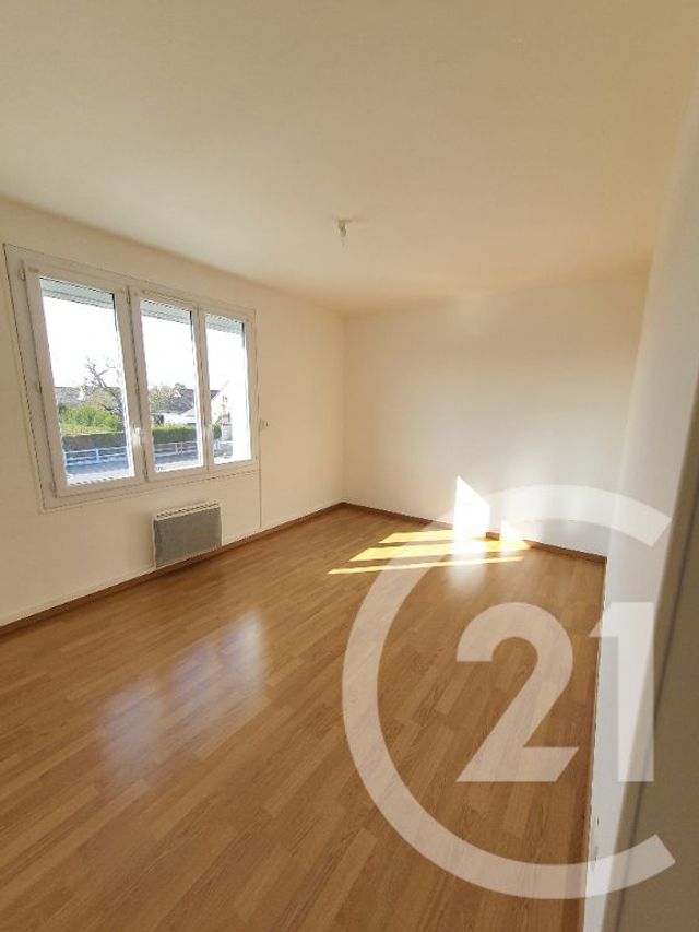 Appartement &agrave; louer - 3 pi&egrave;ces - 79,36 m2 - Jallans - 28 - CENTRE