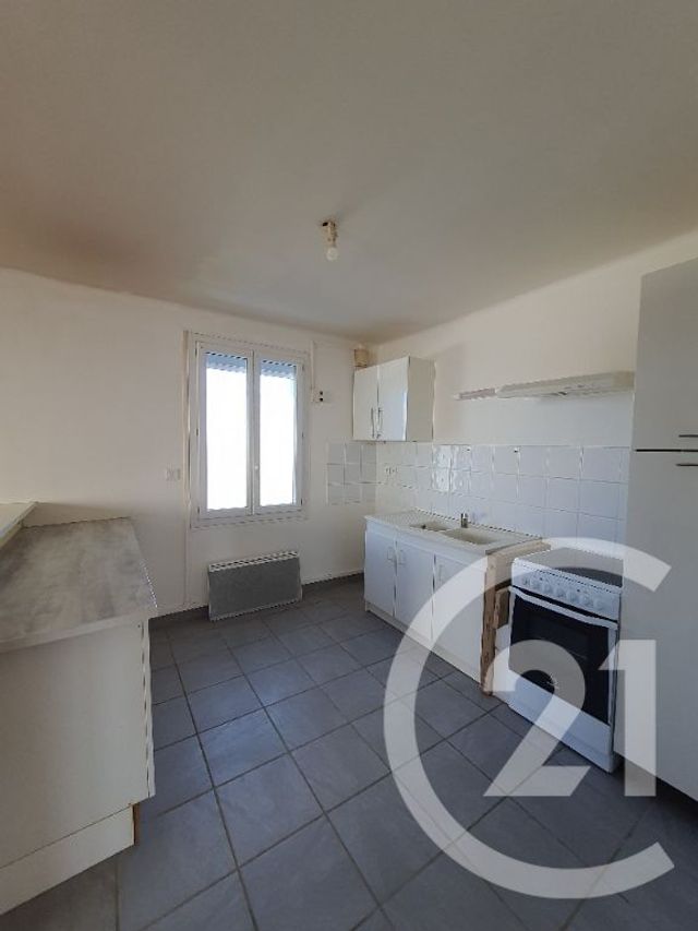 Appartement &agrave; louer - 3 pi&egrave;ces - 79,36 m2 - Jallans - 28 - CENTRE