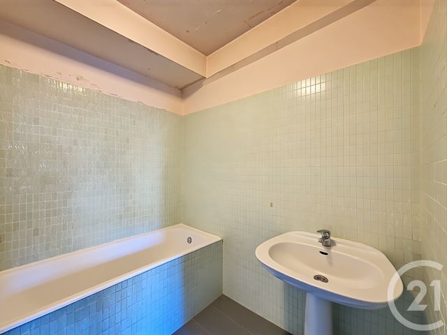 Appartement T4 à vendre - 3 pièces - 71 m2 - Salon De Provence - 13 - PROVENCE-ALPES-COTE-D-AZUR