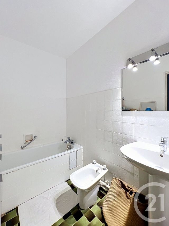 Appartement T2 &agrave; louer - 2 pi&egrave;ces - 43,92 m2 - Mandelieu La Napoule - 06 - PROVENCE-ALPES-COTE-D-AZUR