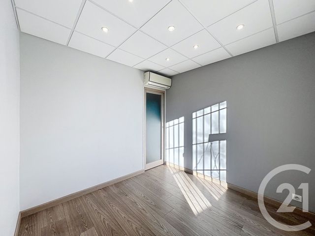 Appartement Local &agrave; louer - 4 pi&egrave;ces - 52,42 m2 - Mandelieu La Napoule - 06 - PROVENCE-ALPES-COTE-D-AZUR