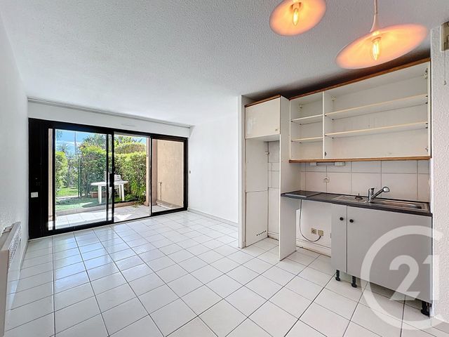 Appartement T3 &agrave; louer - 2 pi&egrave;ces - 33,59 m2 - Cannes La Bocca - 06 - PROVENCE-ALPES-COTE-D-AZUR