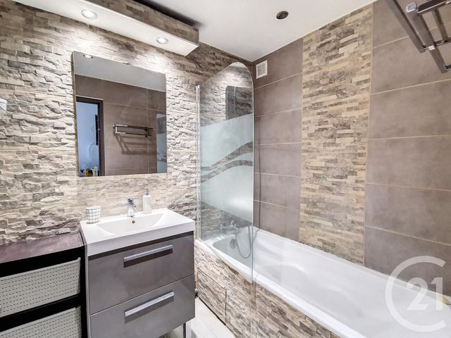 Appartement F3 &agrave; louer - 3 pi&egrave;ces - 56,80 m2 - Cannes La Bocca - 06 - PROVENCE-ALPES-COTE-D-AZUR