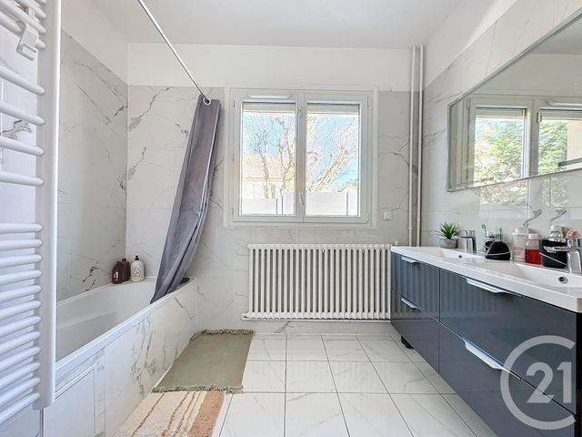 Maison &agrave; louer - 7 pi&egrave;ces - 183,97 m2 - Ste Genevieve Des Bois - 91 - ILE-DE-FRANCE