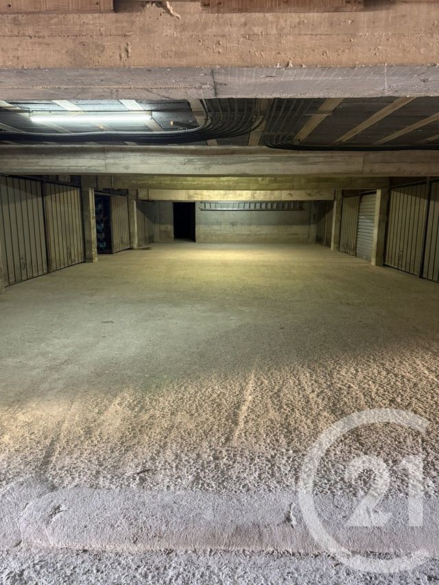 parking - LA LONDE LES MAURES - 83