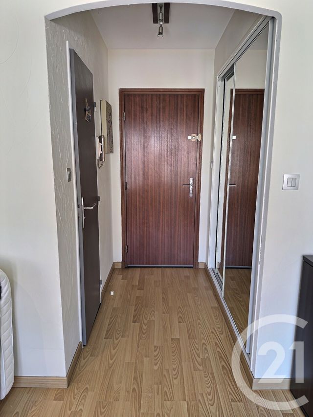 Appartement F1 &agrave; louer - 1 pi&egrave;ce - 23,75 m2 - La Londe Les Maures - 83 - PROVENCE-ALPES-COTE-D-AZUR
