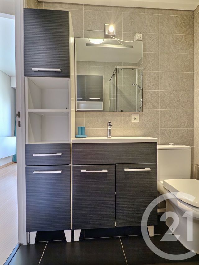 Appartement F1 &agrave; louer - 1 pi&egrave;ce - 23,75 m2 - La Londe Les Maures - 83 - PROVENCE-ALPES-COTE-D-AZUR