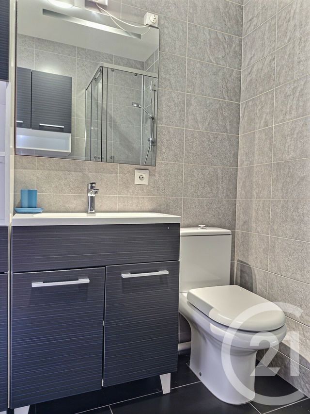 Appartement F1 &agrave; louer - 1 pi&egrave;ce - 23,75 m2 - La Londe Les Maures - 83 - PROVENCE-ALPES-COTE-D-AZUR