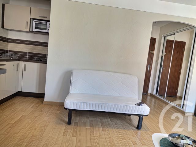 Appartement F1 &agrave; louer - 1 pi&egrave;ce - 23,75 m2 - La Londe Les Maures - 83 - PROVENCE-ALPES-COTE-D-AZUR