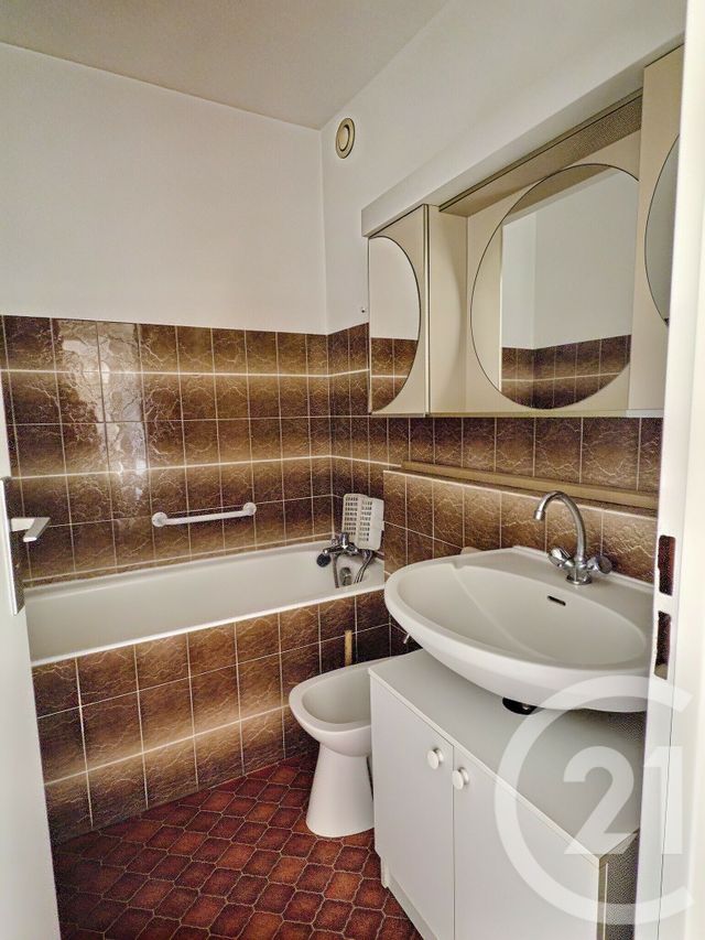 Appartement F2 &agrave; louer - 2 pi&egrave;ces - 52,29 m2 - La Londe Les Maures - 83 - PROVENCE-ALPES-COTE-D-AZUR
