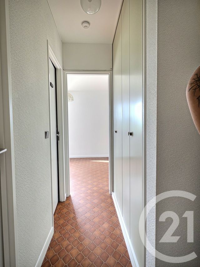 Appartement F2 &agrave; louer - 2 pi&egrave;ces - 52,29 m2 - La Londe Les Maures - 83 - PROVENCE-ALPES-COTE-D-AZUR