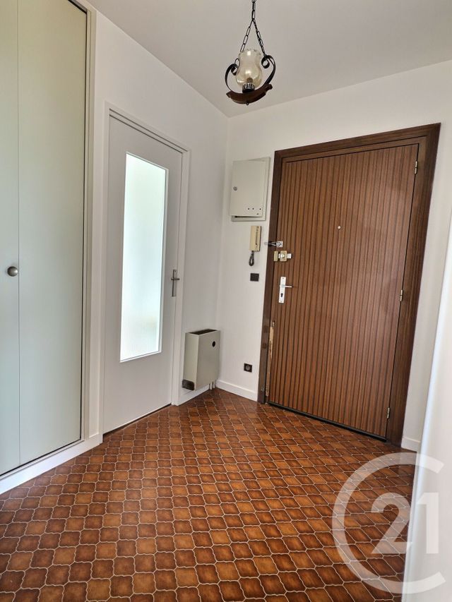 Appartement F2 &agrave; louer - 2 pi&egrave;ces - 52,29 m2 - La Londe Les Maures - 83 - PROVENCE-ALPES-COTE-D-AZUR