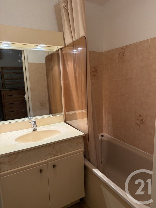 Appartement F1 &agrave; louer - 1 pi&egrave;ce - 22 m2 - La Londe Les Maures - 83 - PROVENCE-ALPES-COTE-D-AZUR