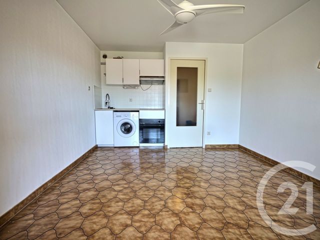 Appartement F1 &agrave; louer - 1 pi&egrave;ce - 22 m2 - La Londe Les Maures - 83 - PROVENCE-ALPES-COTE-D-AZUR