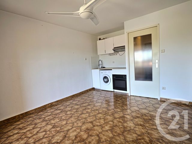 Appartement F1 &agrave; louer - 1 pi&egrave;ce - 22 m2 - La Londe Les Maures - 83 - PROVENCE-ALPES-COTE-D-AZUR