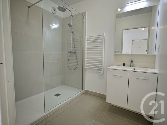 Appartement F3 &agrave; louer - 3 pi&egrave;ces - 58,81 m2 - La Londe Les Maures - 83 - PROVENCE-ALPES-COTE-D-AZUR