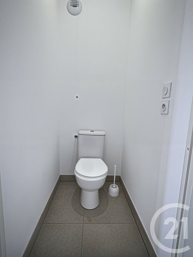 Appartement F3 &agrave; louer - 3 pi&egrave;ces - 58,81 m2 - La Londe Les Maures - 83 - PROVENCE-ALPES-COTE-D-AZUR