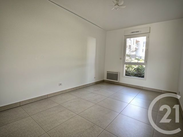 Appartement F3 &agrave; louer - 3 pi&egrave;ces - 58,81 m2 - La Londe Les Maures - 83 - PROVENCE-ALPES-COTE-D-AZUR