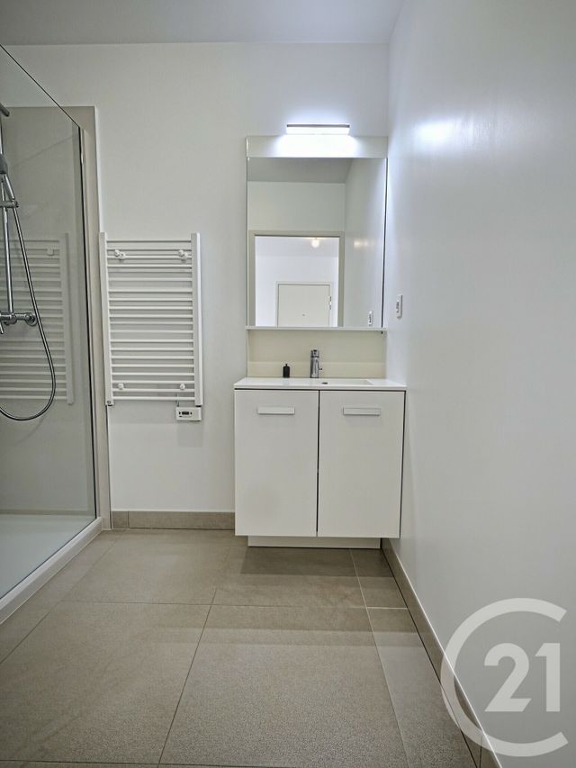 Appartement F3 &agrave; louer - 3 pi&egrave;ces - 58,81 m2 - La Londe Les Maures - 83 - PROVENCE-ALPES-COTE-D-AZUR